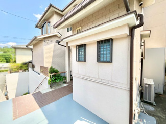 【その他】 | 宇治市広野町宮谷　中古戸建 | 【玄関アプローチ】玄関横には植物を飾れるスペースあり！
階段には玄関まで続く手すりが完備されており、昇り降りも安心です(^^)