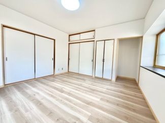 【洋室】 | 宇治市広野町宮谷　中古戸建 | 【洋室8.0帖】収納スペースが3ヶ所あり、オフシーズンの衣類などもすっきり収納（＾◇＾）