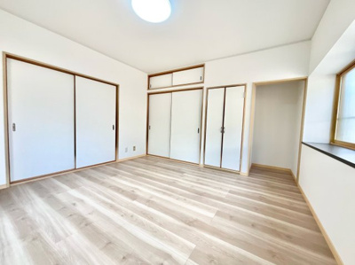 【洋室】 | 宇治市広野町宮谷　中古戸建 | 【洋室8.0帖】収納スペースが3ヶ所あり、オフシーズンの衣類などもすっきり収納（＾◇＾）