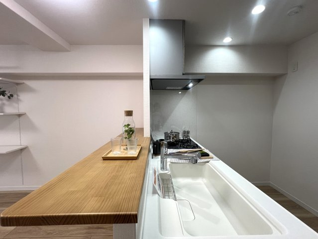 駅は２路線利用可！ハマスタ徒歩圏♪どこから見ても需要ありな１Ｒ。一周回って１Ｒの良さに気付ける【モナーク伊勢佐木】リフォームのキッチン|きれいなキッチンです