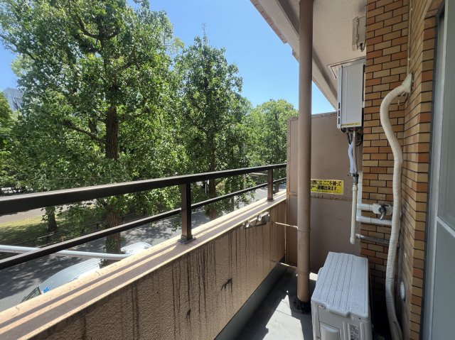 駅は２路線利用可！ハマスタ徒歩圏♪どこから見ても需要ありな１Ｒ。一周回って１Ｒの良さに気付ける【モナーク伊勢佐木】リフォームのバルコニー|バルコニー付きです