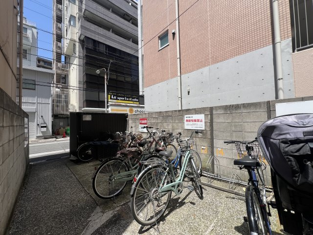 駅は２路線利用可！ハマスタ徒歩圏♪どこから見ても需要ありな１Ｒ。一周回って１Ｒの良さに気付ける【モナーク伊勢佐木】リフォームの駐輪場