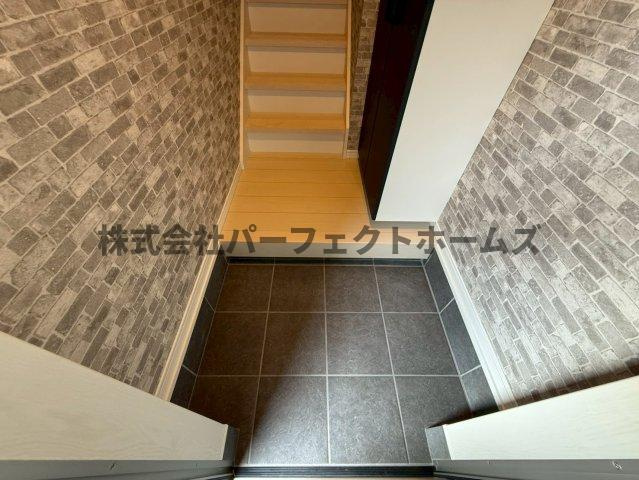 高野道ガレージハウスB棟の玄関|きれいな玄関です