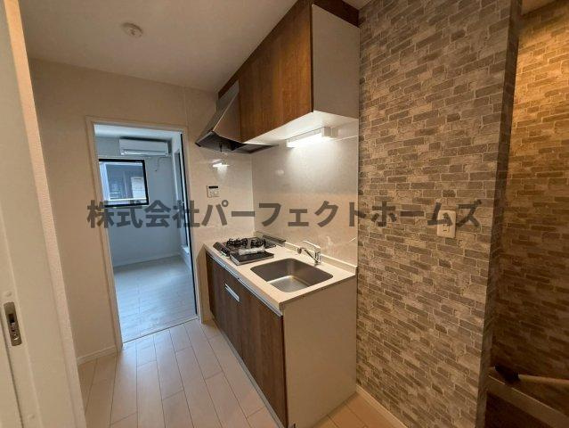 高野道ガレージハウスB棟のキッチン|コンパクトなキッチンで掃除もラクラク