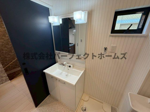 高野道ガレージハウスB棟の独立洗面台|独立洗面台、朝の身支度には欠かせません