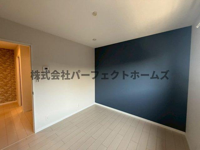 高野道ガレージハウスB棟の洋室|明るい洋室です