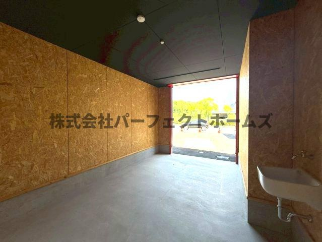 高野道ガレージハウスB棟の駐車場|駐車場完備です
