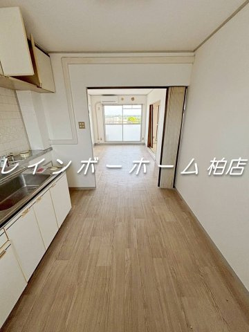 特典：仲介手数料が無料です!!の居間・リビング|エアコンがあります