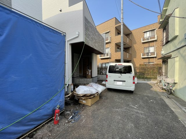 杉並区成田東1丁目 全2棟 2号棟の前面道路含む現地写真|【2階建　南向き　開放感溢れる勾配天井仕様のLDK♪】
高機能な新築戸建　全2棟
間もなく建築が始まります♪♪
