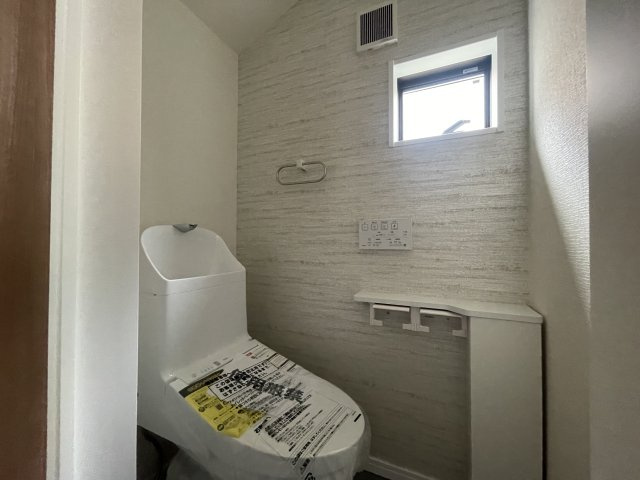杉並区成田東1丁目 全2棟 2号棟のトイレ|小窓がある明るく清潔感のあるトイレが完成しました♪