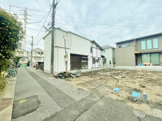 杉並区成田東1丁目 全2棟 2号棟の前面道路含む現地写真|【2階建　南向き　開放感溢れる勾配天井仕様のLDK♪】
高機能な新築戸建　全2棟
間もなく建築が始まります♪♪
