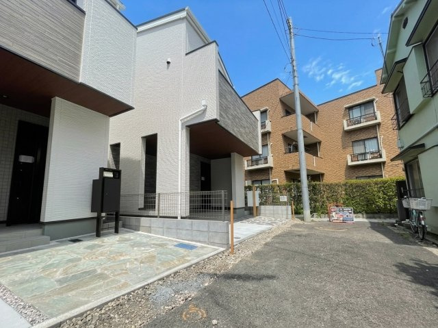 杉並区成田東1丁目 全2棟 2号棟の前面道路含む現地写真|【2階建　南向き　開放感溢れる勾配天井仕様のLDK♪】
高機能な新築戸建　全2棟 堂々完成につきご内覧いただけます♪
