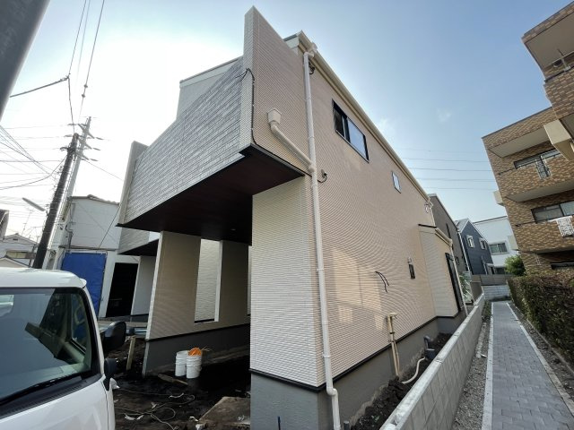 杉並区成田東1丁目 全2棟 2号棟の外観|【弊社にて現地販売会開催中です♪♪】
ご見学・詳細についてはお気軽に城北不動産までお問い合わせください
東側は通路で圧迫感がなく風通しも良好です