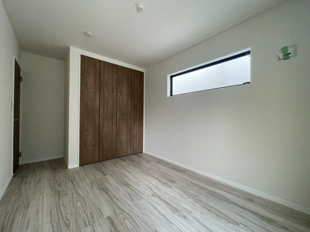 杉並区成田東1丁目 全2棟 2号棟の洋室|間口の広いクローゼットがあり、居住スペースを広々とお使いいただけます
居室部分を広々とお使いいただけるので、主寝室におすすめです