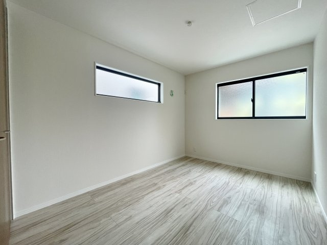 杉並区成田東1丁目 全2棟 2号棟の洋室|穏やかな自然光が注がれる洋室6.0帖
お部屋は明るく、のびのびとお過ごしいただけます