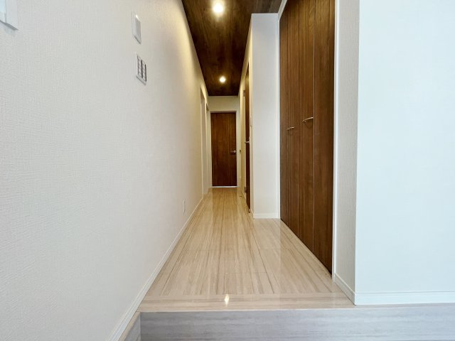 杉並区成田東1丁目 全2棟 2号棟のその他|玄関からの廊下は明るく、大きな収納があるので玄関は物を置かず広くお使いいただけます