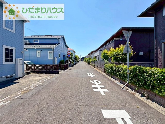 【前面道路含む現地写真】 | つくば市竹園3丁目　中古戸建 | 駐車場の入口付近も広々としており、余裕のある造りです！