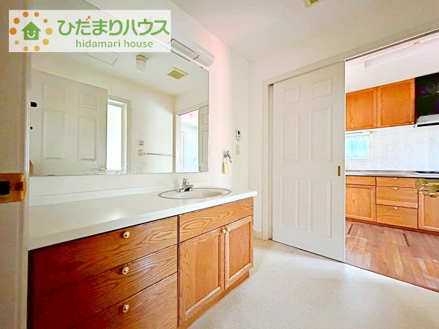 【独立洗面台】 | つくば市竹園3丁目　中古戸建 | ゆったりとした洗面所で、忙しい朝の支度もストレスなくできますね♪
