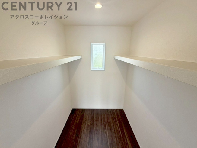 収納力が高く洋服や小物を整理しやすく、更衣室のように使え、部屋がすっきり保てます。収納の配置を自由に調整でき、換気性が良く防湿・防虫対策も可能。快適で機能的な生活空間を実現できます♪
