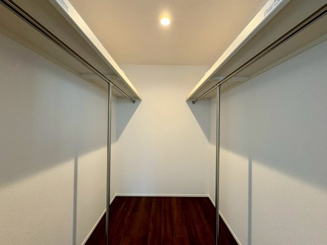 高知市桟橋通７期1棟　新築戸建の収納|たっぷり収納できるウォークインクローゼット。衣類や季節物もすっきり整理できる頼もしいスペースです。