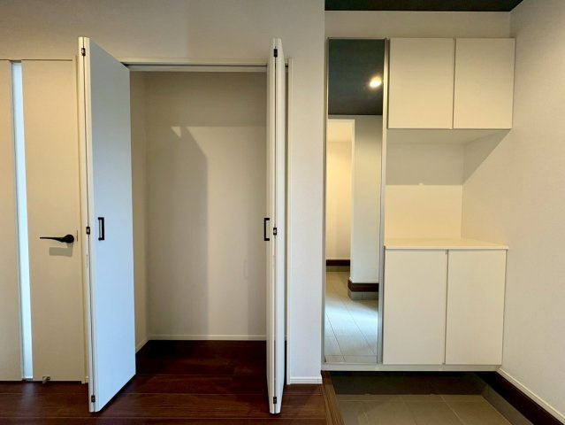 高知市桟橋通７期1棟　新築戸建の玄関|玄関には大型収納を完備。コートや日用品もすっきり収まり、ミラー付きシューズボックスでお出かけ前の身だしなみチェックも安心です。