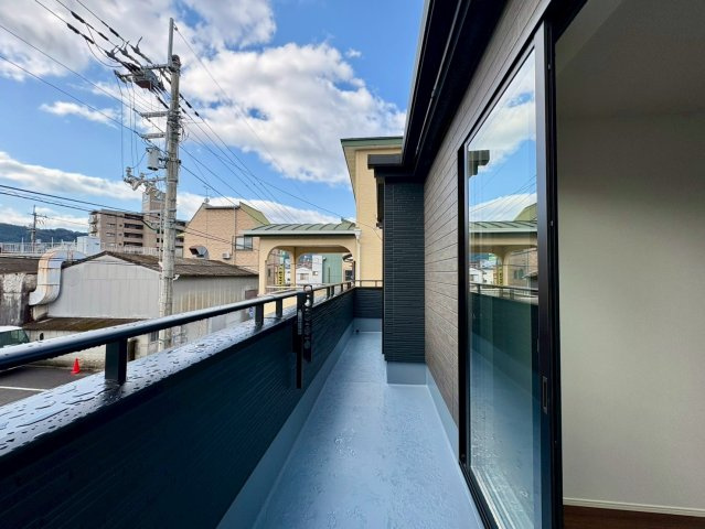 高知市桟橋通７期1棟　新築戸建のバルコニー|奥行きのあるワイドバルコニー。洗濯物もゆったり干せて陽当たり良好です。通風も確保できます快適空間です