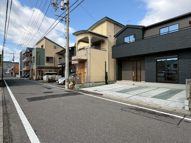 高知市桟橋通７期1棟　新築戸建の前面道路含む現地写真