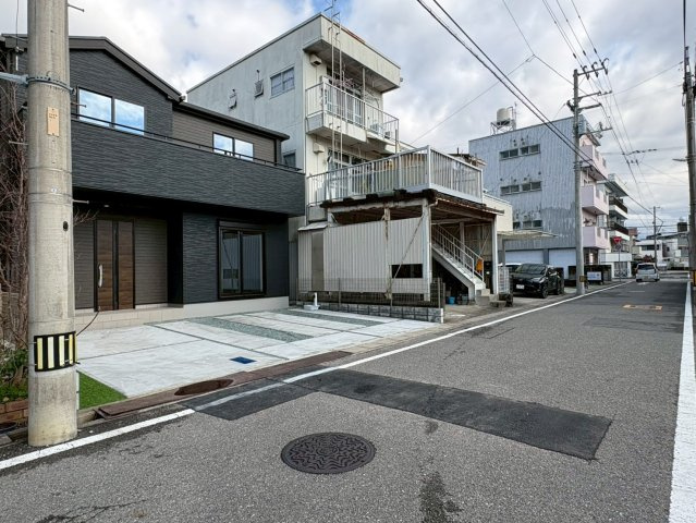 高知市桟橋通７期1棟　新築戸建の前面道路含む現地写真