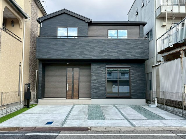 高知市桟橋通７期1棟　新築戸建の外観|重厚感あふれるシックな外観が魅力的。並列駐車可能なゆとりの駐車スペースも魅力です。