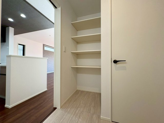 高知市桟橋通７期1棟　新築戸建の収納|洗面室には棚付きの収納スペースを確保。タオルや洗剤などもすっきり整理できる、使い勝手の良い空間です。