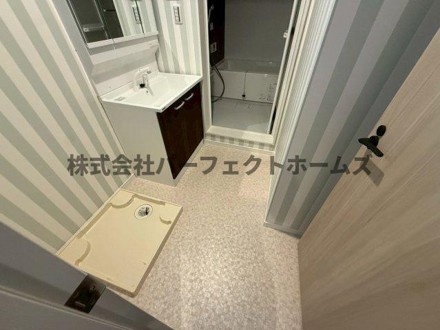 高野道ガレージハウスC棟の洗面所|明るい洗面所です