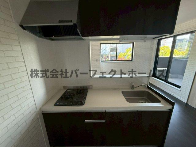 高野道ガレージハウスC棟のキッチン|キッチンでお料理をお楽しみください