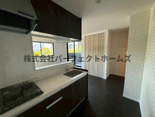 高野道ガレージハウスC棟のキッチン|キッチンでお料理をお楽しみください