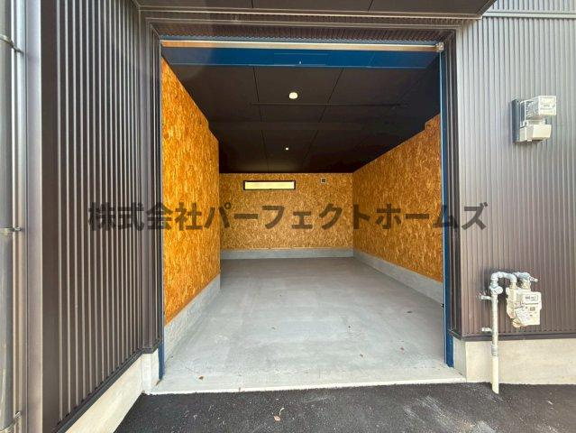 高野道ガレージハウスC棟の駐車場|駐車スペースもあります