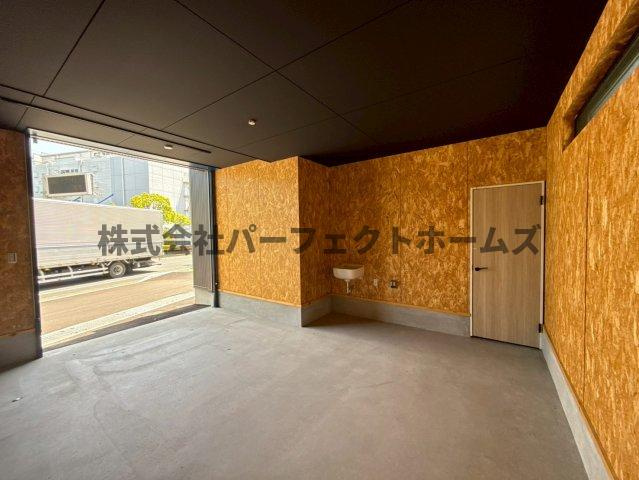 高野道ガレージハウスC棟の駐車場|カースペースがあります