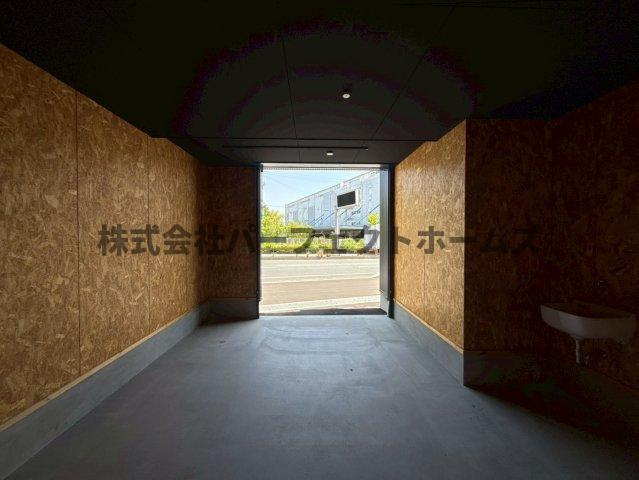 高野道ガレージハウスC棟の駐車場|駐車場があるので、車を買う予定の方も安心です