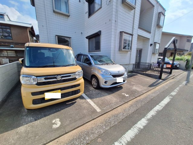 ヒルハイツ金沢の駐車場