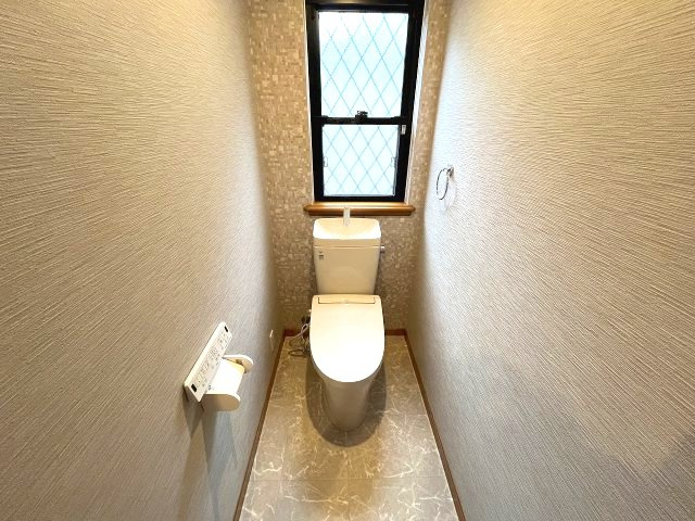 天白区表山三丁目　売戸建のトイレ|空気の換気と窓からの光の明るさに配慮した清潔感のあるトイレ
