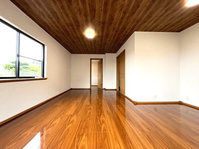【洋室】 | 天白区表山三丁目　売戸建 | 落ち着いた色合いのフローリングが心地よいシンプルで使いやすい洋室です。どんな家具とも調和しあなたらしい空間を創り出せます。