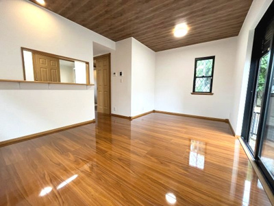 【居間・リビング】 | 天白区表山三丁目　売戸建 | 温かみのある木目調のフローリングと各部屋へと続くドアが、全体に統一感と落ち着きをもたらします。