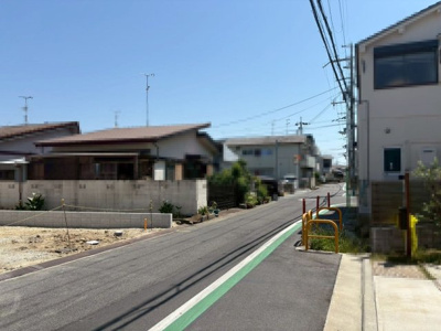 【前面道路含む現地写真】 | 阿弥　売土地　全２区画 | 前面道路約４．８ｍ～約６ｍ！広々運転の苦手な方も安心です！