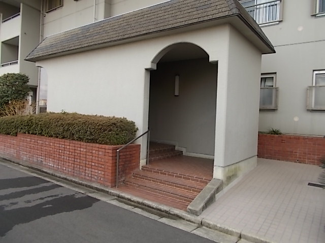 公社山田西第2次団地A8棟のエントランス