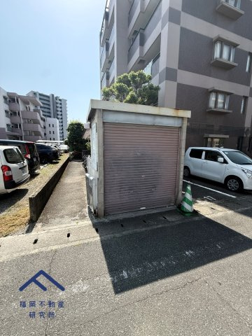 ラフィーネ春日原の駐車場