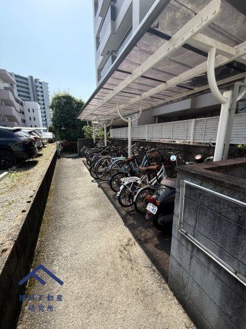 ラフィーネ春日原の駐車場