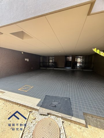 ラフィーネ春日原の駐車場