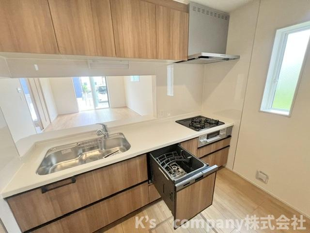 ◎茅ヶ崎市円蔵2丁目　新築戸建　4号棟のキッチン|吊戸棚収納が充実しているシステムキッチン☆