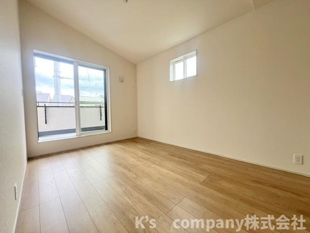 ◎茅ヶ崎市円蔵2丁目　新築戸建　4号棟の寝室|主寝室7.1帖◇バルコニーに出入りができるお部屋☆