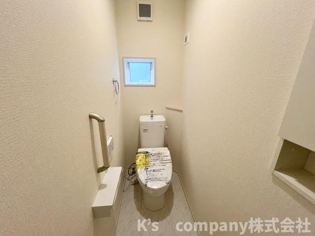 ◎茅ヶ崎市円蔵2丁目　新築戸建　4号棟のトイレ|換気のしやすい窓付きのトイレ◇