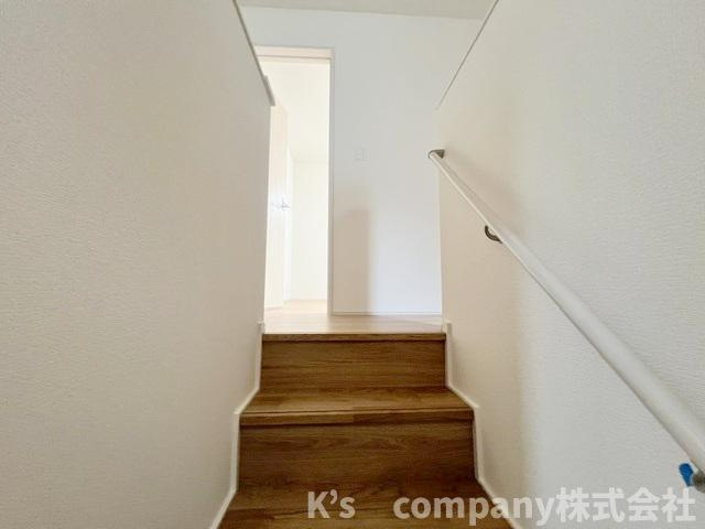 ◎茅ヶ崎市円蔵2丁目　新築戸建　4号棟の内装|手すり付きの階段☆小さいお子様やご年配の方にも優しい仕様◇
