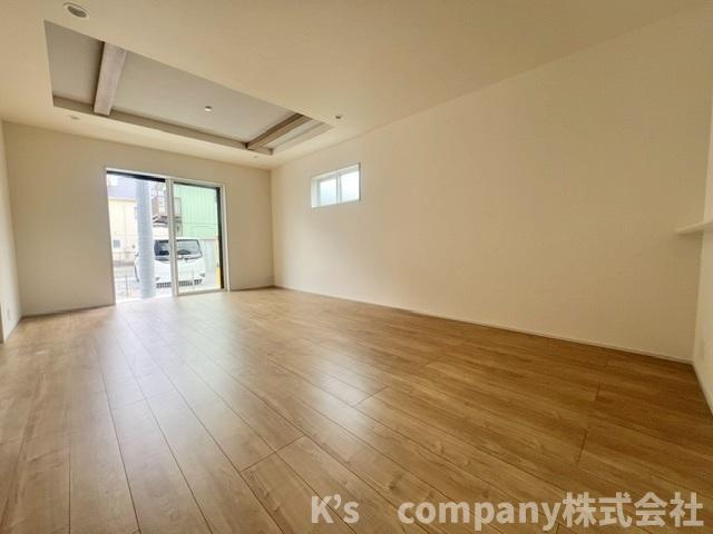 ◎茅ヶ崎市円蔵2丁目　新築戸建　4号棟の居間・リビング|リビングとダイニングの使い分けのメリハリが感じられる折り上げ天井☆
